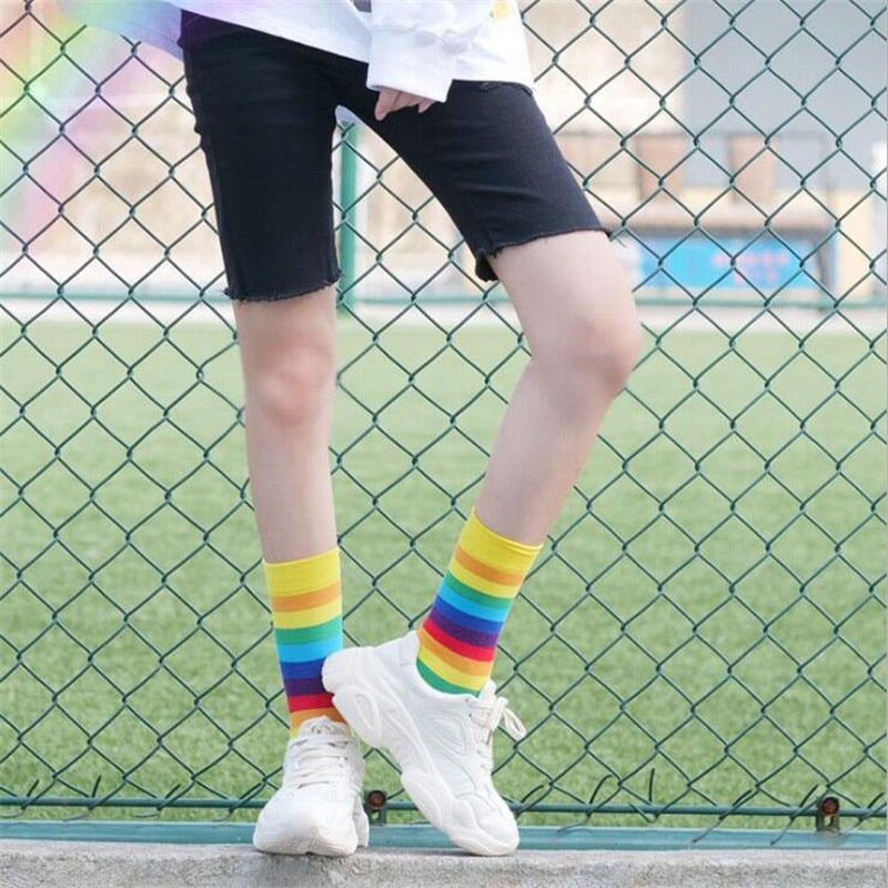 2020 Cotone Elasticità Sudore Calzini Alti delle Donne di Colore Della Caramella Calzini Arcobaleno A Righe Sportivo Meias Casual Streetwear Calzini Harajuku