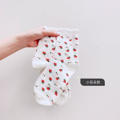 Prodotti Calzini da donna carini giapponesi Calzini da donna in cotone stile coreano con fiori in fragola rossa Calzini da donna in cotone Kawaii Calzini da mucca fragola Harajuku