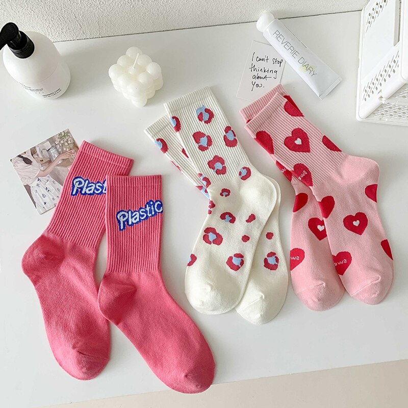 Prodotti New Heart Strawberry Sweet Love Girl Calzini Calzini a tubo medio da donna Calzini casual in cotone rosa con frutta adorabile